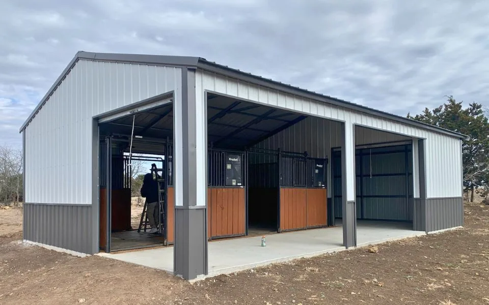 texas elite loafing shed in grey and white