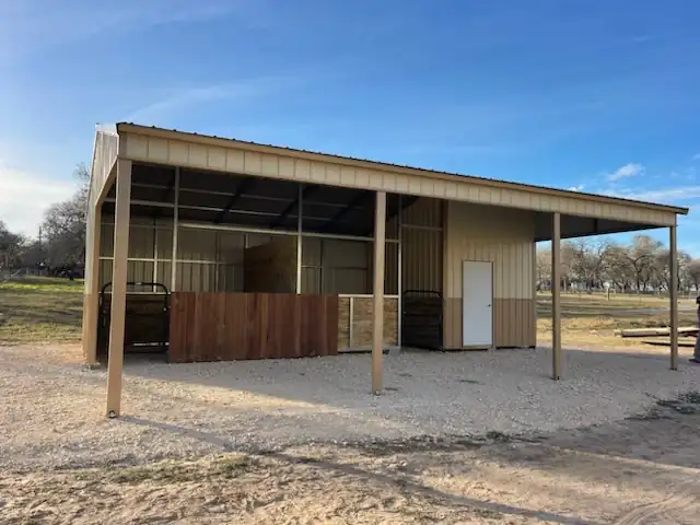 24x35x10 Texas Elite Loafing Shed